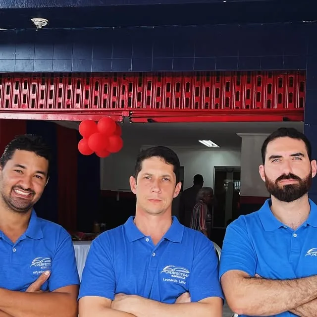 Arlyston, Leonardo e Mathews, equipe da PerfectCar, na frente da oficina