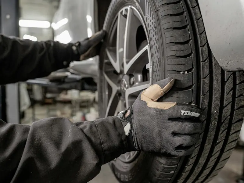 Mecânico trabalhando no pneu de um carro
