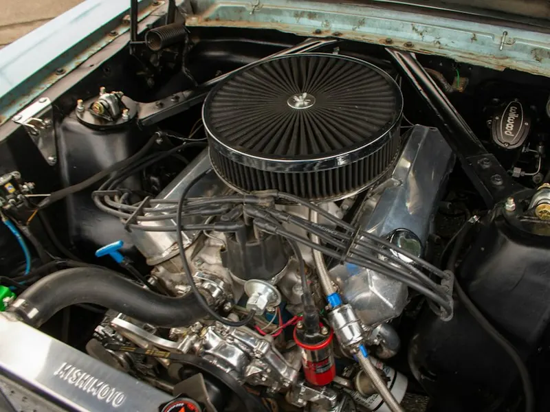 Motor de carro com o capô aberto
